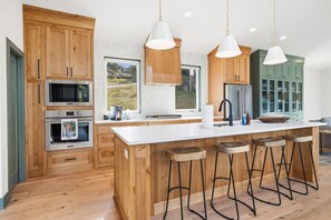 Fridge, microwave, oven, stovetop - Lakeside Luxe-Lake Access-Hot Tub-Amazing Patio (Rogers)