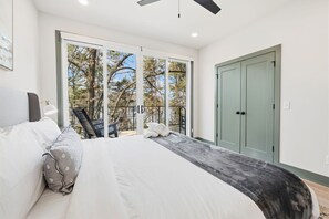 Iron/ironing board, travel cot, WiFi, bed sheets - Lakeside Luxe-Lake Access-Hot Tub-Amazing Patio (Rogers)