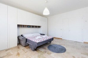Room - The SpaceLooking for a comfortable, stylish, and strategically located stay to explore Venice and beyond? This newly renovated home in Mestre is the ideal solution for families, small groups, and travelers seeking both comfort and convenience.Just steps  (Venezia)