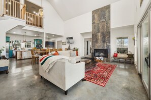 Televisión y oficina 