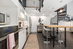 Geladeira, micro-ondas, fogão, cooktop