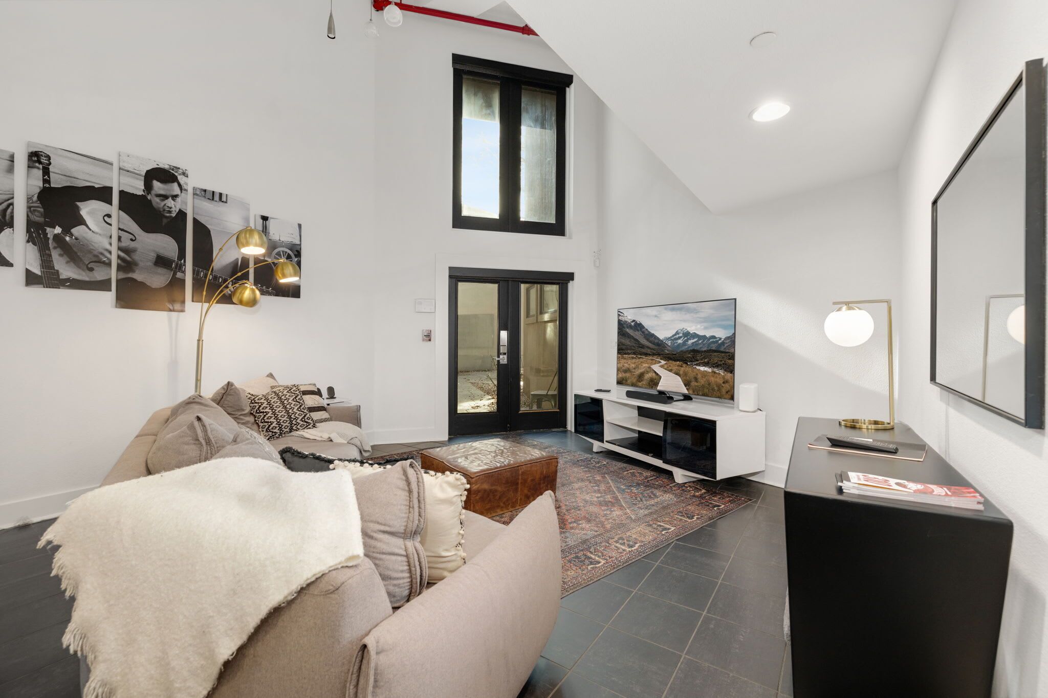 Televisión y oficina 