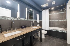Shower, hair dryer, towels - Rock Star On West-IN Entertainment District! (Fayetteville)