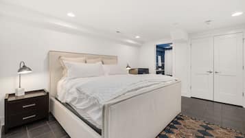 Tabla de planchar con plancha, wifi y ropa de cama