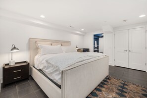 Tabla de planchar con plancha, wifi y ropa de cama 