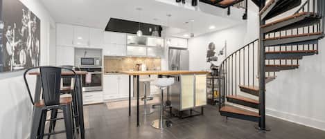 Kjøleskap, mikrobølgeovn, ovn og kokeplater