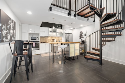 Rock Star On West-IN Entertainment District!