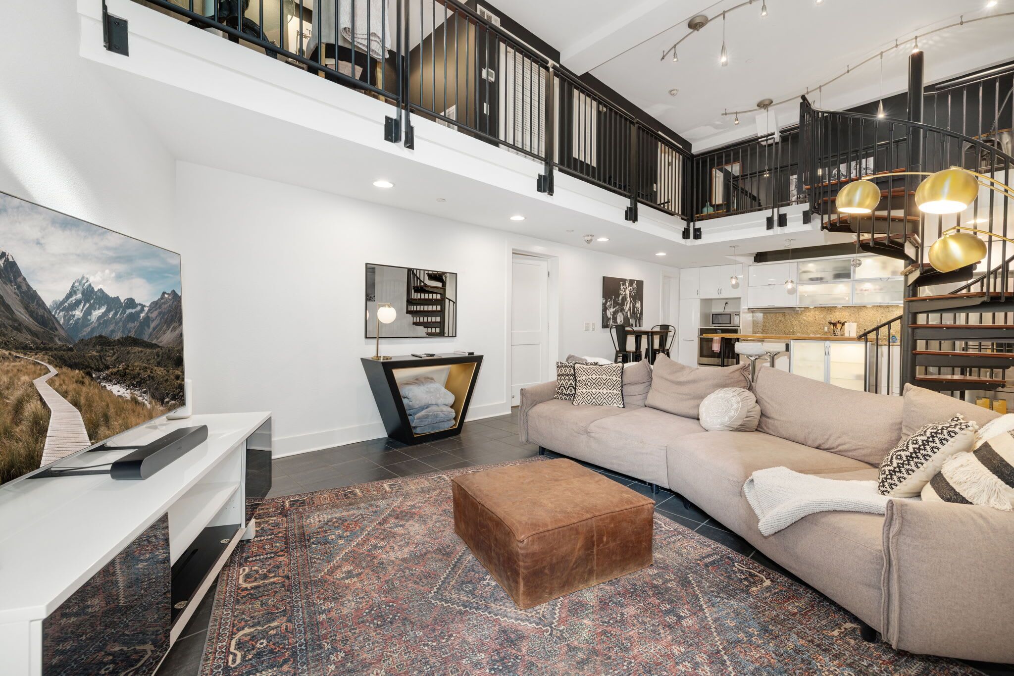 Televisión y oficina 