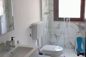 Shower, bidet - The SpaceSpacious, comfortable, and bright apartment located near Jesolo beach and the famous Caribe Bay water park.The house enjoys a super strategic position, allowing you to make the most of everything Jesolo Lido has to offer.The apartment can host u (Lido di Jesolo)