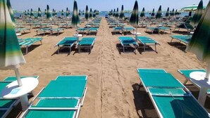 A beach with rows of sunbeds and umbrellas. - The SpaceSpacious, comfortable, and bright apartment located near Jesolo beach and the famous Caribe Bay water park.The house enjoys a super strategic position, allowing you to make the most of everything Jesolo Lido has to offer.The apartment can host u (Lido di Jesolo)