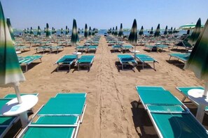 Beach - The SpaceSpacious, comfortable, and bright apartment located near Jesolo beach and the famous Caribe Bay water park.The house enjoys a super strategic position, allowing you to make the most of everything Jesolo Lido has to offer.The apartment can host u (Lido di Jesolo)