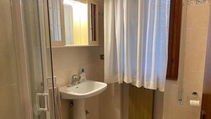 A bathroom with a glass shower enclosure, a white sink, and a toilet. - Sottomarina - House Near Sea | Terrace & Private Garage (Chioggia)