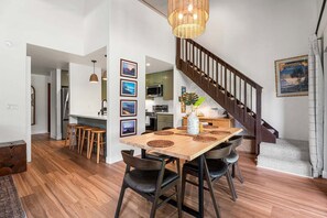 Condo, nhiều giường, lanai, quang cảnh sân golf (Kanaloa at Keauhou 1004) | Khu ăn uống