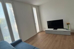 Living area - The Space✨ Brand New, Modern & Super Comfortable Home at the Gates of Venice – All the Best, Without the Stress ✨Welcome to your brand-new “home away from home”!This property has been completely renovated from top to bottom: from shiny new floo (Venice)