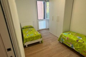 A small bedroom with two single beds, a wardrobe, and a window. - The Space✨ Brand New, Modern & Super Comfortable Home at the Gates of Venice – All the Best, Without the Stress ✨Welcome to your brand-new “home away from home”!This property has been completely renovated from top to bottom: from shiny new floo (Venice)