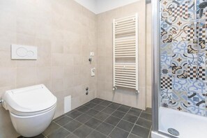 Een douche, een bidet, shampoo