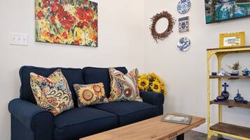 Een smart-tv en boeken