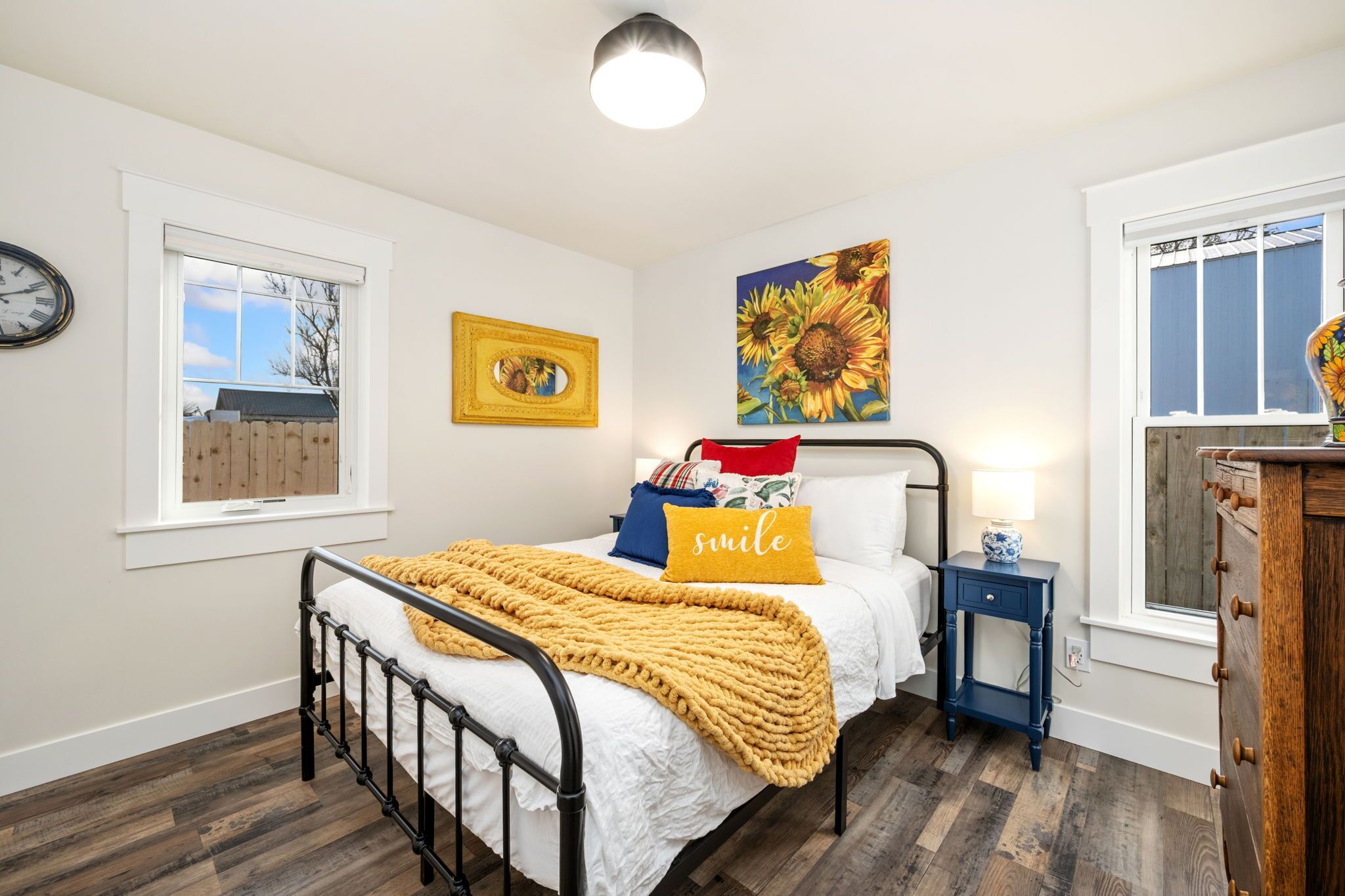 Een bureau, een strijkplank/strijkijzer, reisbedje, internet