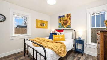 Een bureau, een strijkplank/strijkijzer, reisbedje, internet