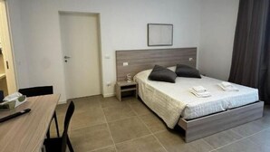 Room - 🏡 Modern & Functional Rooms in Mestre – Brand-New Guesthouse with Free ParkingPerfectly located for Venice: bus no. 5 passes every 10 minutes and takes you directly to the historic center in just a few minutes! Rooms are equipped with a comfortable  (Venezia)