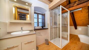 Dusche, Bidet, Handtücher