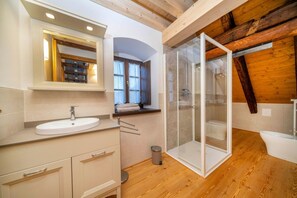 Regadera, bidet, toallas 