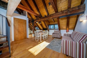 TV - GuestHost - A comfortable 94 square meters apartment, perfect for seven people, located on the second floor of a historic building dating back to 1864 and renovated in 2025 while maintaining its historic atmosphere (NO elevator).The property is located o (Tarvisio)