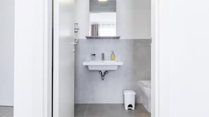 A modern bathroom with a white sink, a mirror, and a toilet. - 🏡 Modern & Functional Rooms in Mestre – Brand-New Guesthouse with Free ParkingPerfectly located for Venice: bus no. 5 passes every 10 minutes and takes you directly to the historic center in just a few minutes! Rooms are equipped with a comfortable  (Venice)