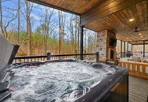 Outdoor spa tub - Creek | Sleeps 14 | Game Room | Fire Pit | Hot Tub (Broken Bow)