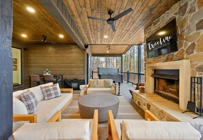Smart TV, fireplace - Creekside Group Retreat w/Outdoor Fireplace (Broken Bow)