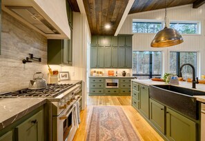 Coffee/tea maker, fridge, microwave, oven - Creekside Group Retreat w/Outdoor Fireplace (Broken Bow)