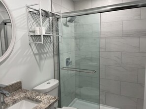 Bruser, hårtørrer, håndklæder, Sæbe