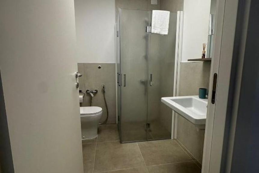 Modern & Functional Rooms In Mestre Brand-new Guesthouse With Free Parkingperfectly Located For Venice: Bus No. 5 Passes Every 10 Minutes And Takes You Directly To The Historic Center In Just A Few Minutes! Rooms Are Equipped With A Comfortable - 메스트레
