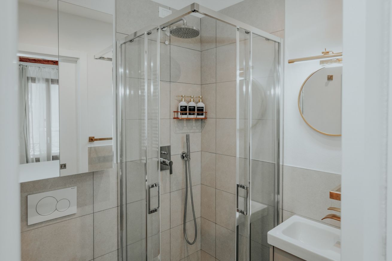 Regadera, bidet, shampoo 