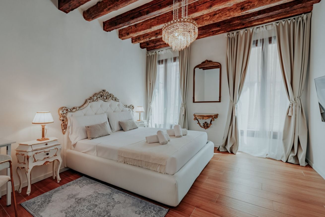 3 habitaciones y tabla de planchar con plancha 
