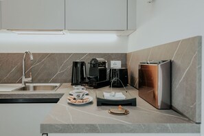 Refrigerador, microondas, lavavajillas y tostadora 