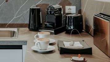 Refrigerador, microondas, lavavajillas y tostadora