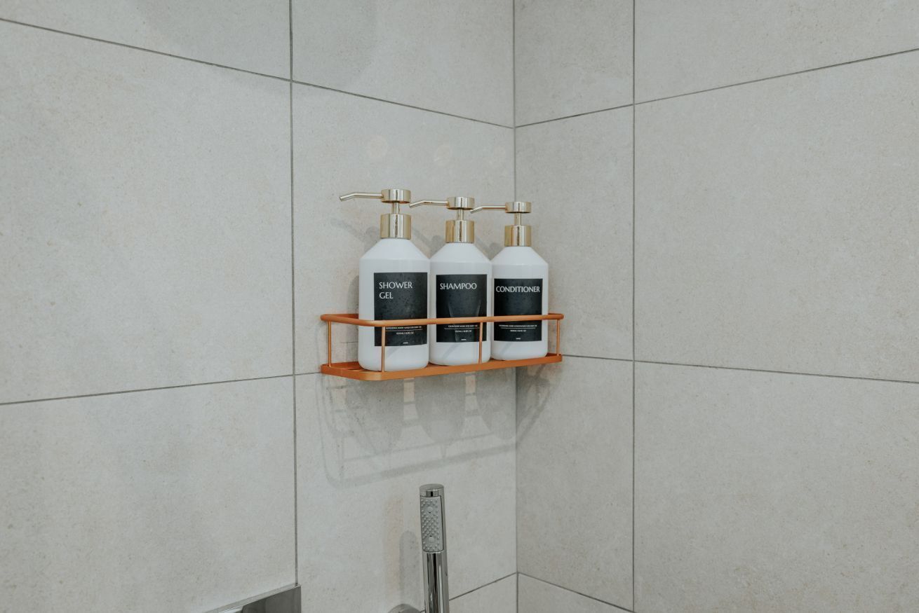 Regadera, bidet, shampoo 