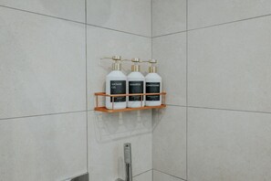 Regadera, bidet, shampoo 