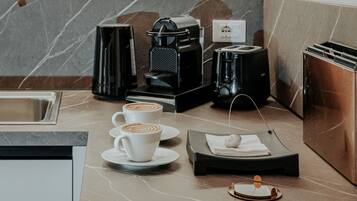 Refrigerador, microondas, lavavajillas y tostadora