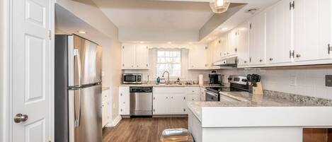 Kjøleskap, mikrobølgeovn, ovn og kokeplater