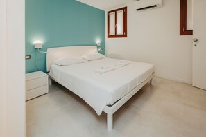 Iron/ironing board - The Space✨ Elegance and Comfort in the Heart of Venice ✨Discover your perfect retreat in the heart of Venice!This comfortable studio, renovated in 2024, offers you an unforgettable experience. Whether you are a tourist, a student, or a professional t (Venezia)