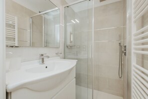 A modern bathroom with a glass shower enclosure, a white sink, and a towel rack. - The Space✨ Elegance and Comfort in the Heart of Venice ✨Discover your perfect retreat in the heart of Venice!This comfortable studio, renovated in 2024, offers you an unforgettable experience. Whether you are a tourist, a student, or a professional t (Venezia)