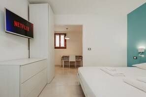 Iron/ironing board - The Space✨ Elegance and Comfort in the Heart of Venice ✨Discover your perfect retreat in the heart of Venice!This comfortable studio, renovated in 2024, offers you an unforgettable experience. Whether you are a tourist, a student, or a professional t (Venezia)