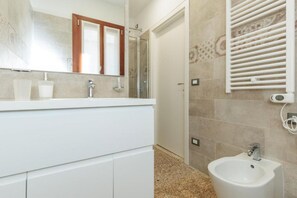 Shower, bidet - The SpaceElegance and Comfort in the Heart of VeniceDiscover your perfect retreat in the heart of Venice!This comfortable studio, renovated in 2024, offers you an unforgettable experience. Whether you are a tourist, a student, or a professional on a trip (Venezia)