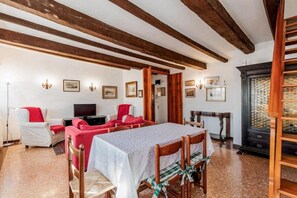 Dining - The Space✨ Apartment with Unique View in the Heart of Cannaregio – A Venetian Dream! ✨Imagine waking up in an authentic and peaceful area like Cannaregio, just 10 minutes from the Rialto Bridge and Venice’s main attractions, yet far enough from t (Venezia)