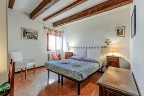 Room - The Space✨ Apartment with Unique View in the Heart of Cannaregio – A Venetian Dream! ✨Imagine waking up in an authentic and peaceful area like Cannaregio, just 10 minutes from the Rialto Bridge and Venice’s main attractions, yet far enough from t (Venezia)
