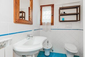 Shower, bidet, shampoo - The Space✨ Apartment with Unique View in the Heart of Cannaregio – A Venetian Dream! ✨Imagine waking up in an authentic and peaceful area like Cannaregio, just 10 minutes from the Rialto Bridge and Venice’s main attractions, yet far enough from t (Venezia)