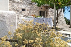 Outdoor dining - The Space🌿 Trullo Scirocco – Sleep Under Puglia’s Stars, Live the Magic of the Trulli ✨Wake up to birdsong, breathe in the scent of centuries-old olive trees, and walk barefoot on warm stone. Welcome to Trullo Scirocco, a one-of-a-kind home in t (Ostuni)