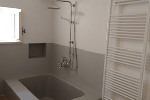 Shower, bidet, shampoo - The Space🌿 Trullo Scirocco – Sleep Under Puglia’s Stars, Live the Magic of the Trulli ✨Wake up to birdsong, breathe in the scent of centuries-old olive trees, and walk barefoot on warm stone. Welcome to Trullo Scirocco, a one-of-a-kind home in t (Ostuni)